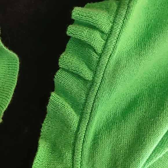 Free with any purchase! Lilly Pulitzer green ruffle wrap - Picture 5 of 12